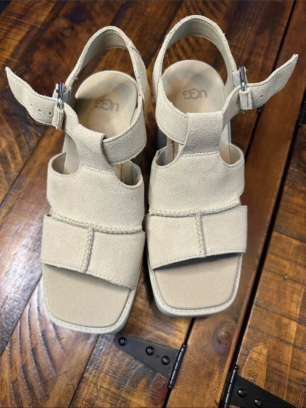 UGG New Heights Platform T-Strap Sandals Suede Beige NWOB 7.5